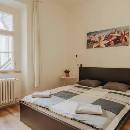 3bd Old Town Square & Astronomical Clock 100 Metres * Prague