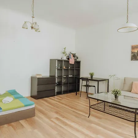 3bd Old Town Square & Astronomical Clock 100 Metres Prague