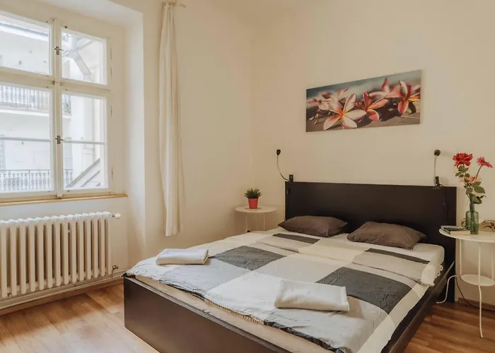 3bd Old Town Square & Astronomical Clock 100 Metres * Prag